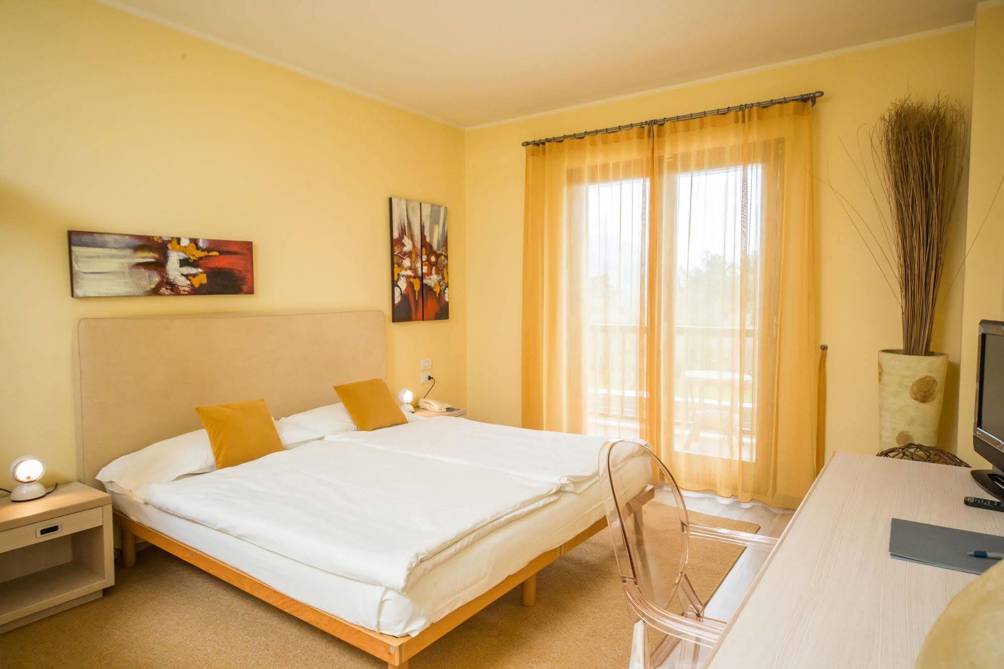 Club Hotel Olivi - Tennis Center Мальчезіне Екстер'єр фото